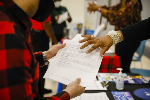 Desempleo de EEUU baja en casi todos los estados y en ocho marca un mínimo récord