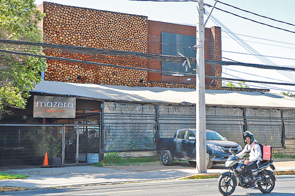 Sandwichería en Av. Vitacura pide su quiebra por la pandemia