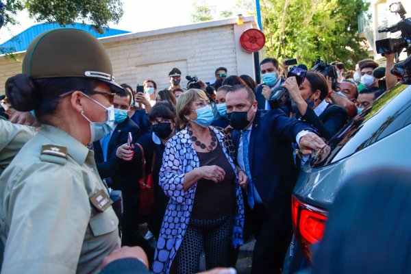La ex presidenta de Chile, Michelle Bachelet, llega al local de votación. Foto A1.
