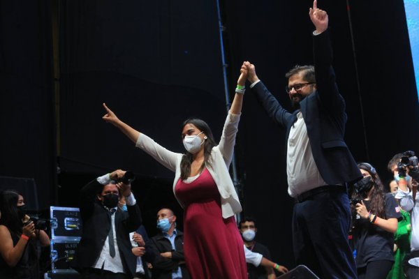 Izkia Siches junto al presidente electo, Gabriel Boric, saludan al público. Foto A1.