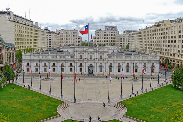 Fitch pone paños fríos a los mercados tras las elecciones y Moody’s adelanta que Boric enfrentará “tres desafíos crediticios clave”