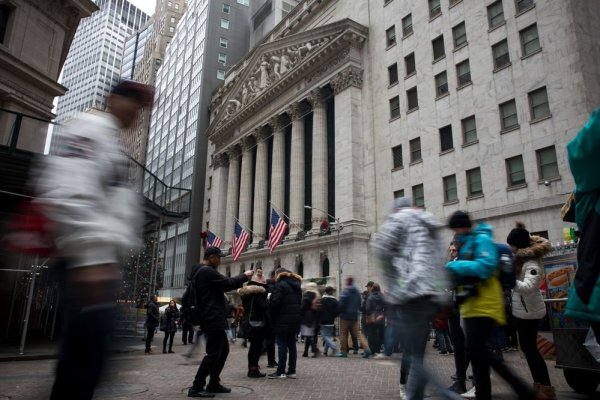 Wall Street repunta tras fuertes caídas del lunes e ignora temporalmente a Ómicron