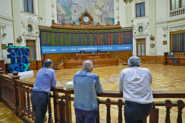 Mercado se recupera tras lunes post elección de Boric: IPSA rebota y el dólar cae desde su máximo histórico