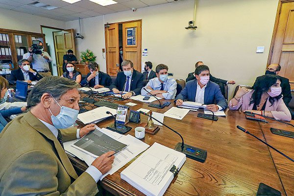El ministro Cerda expuso el proyecto de PGU en la comisión de Hacienda de la Cámara. Foto: Agencia Uno