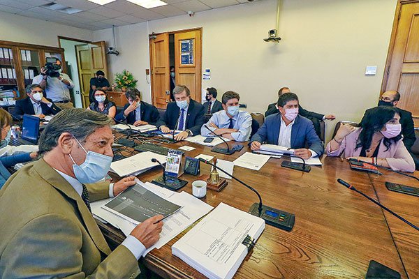 Gobierno aumenta impuesto a operaciones bursátiles para financiar la Pensión Universal