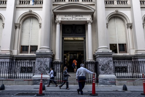 Caída de reservas y depósitos llevan nuevos nubarrones financieros a Argentina