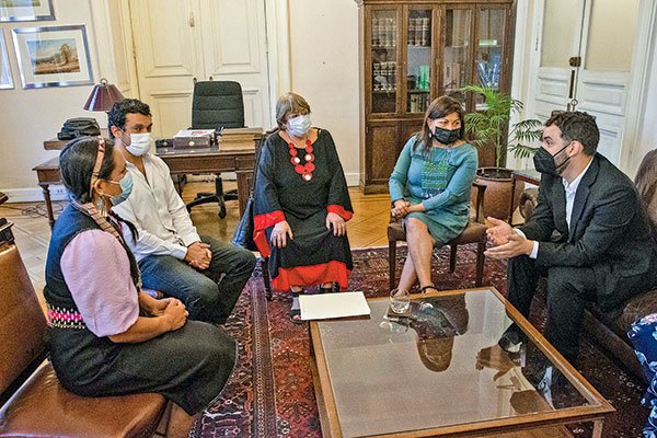Bachelet se reunió con Elisa Loncon y Jaime Bassa previo a su exposición ante la comisión de Formas de Estado. Foto: Agencia Uno