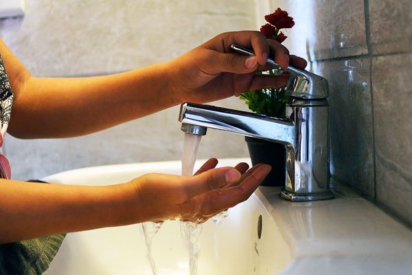Autoridades llaman a reducir urgentemente consumo de agua en fiestas de fin de año