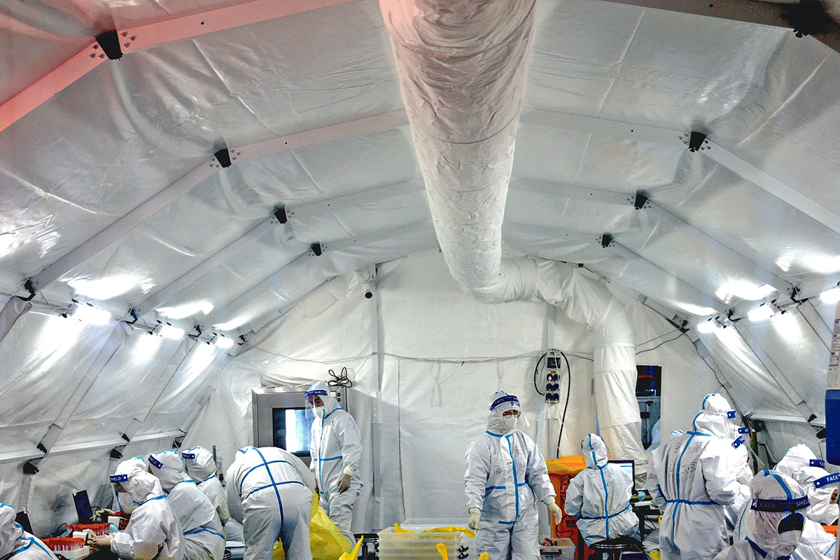 <p>Ómicron: lo que sabemos sobre la cepa Covid que genera nuevas restricciones globales</p>