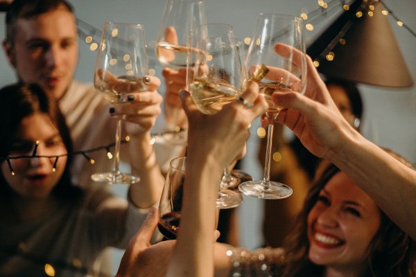 ¿Activos burbujeantes? El champagne supera a las grandes tecnológicas y al bitcoin en 2021