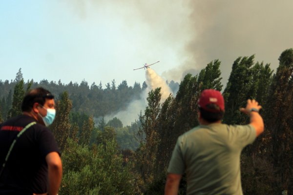 Un avión combate el fuego en la comuna de Quillón. Foto A1.