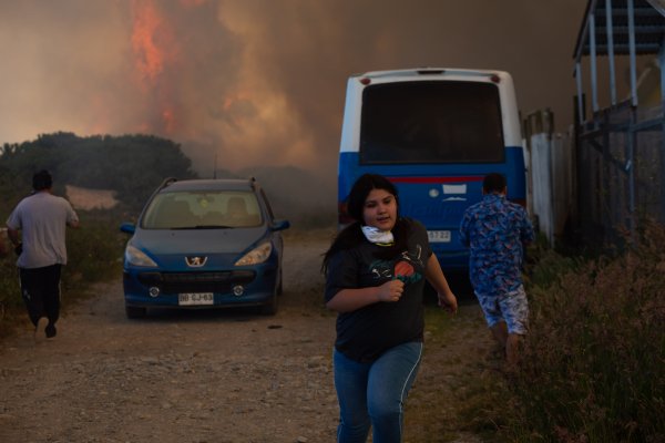 Personas evacúan en el sector de La Vara, en Puerto Montt. Foto A1.