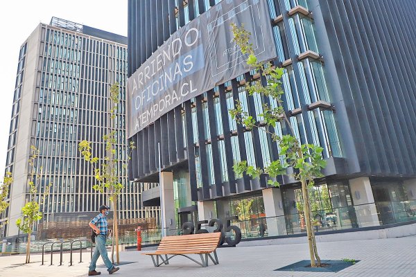 Mercado de oficinas en Santiago cierra el año con vacancia históricamente alta y se prevé que 2022 será aún peor