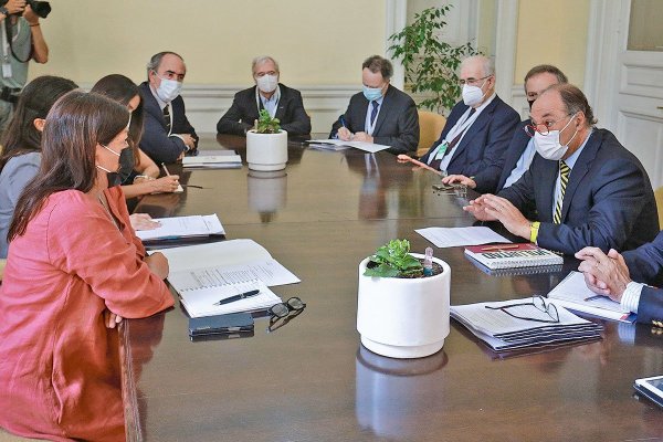 Los presidentes de rama acompañaron a Sutil en la reunión con Elisa Loncon. Foto: Agencia Uno