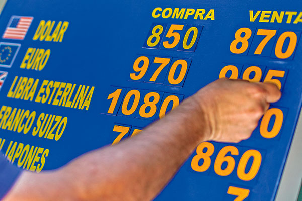 Así cierra el mercado en 2021: IPSA vuelve a las ganancias y el dólar se dispara 16%