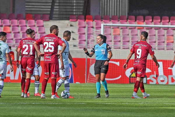 María Belén Carvajal, árbitra de fútbol: “Al principio me gritaban ‘anda a lavar la loza’”