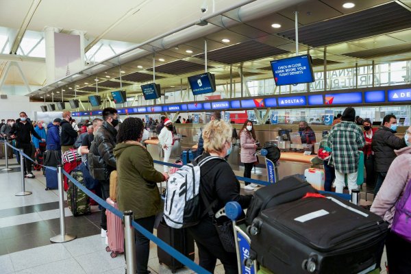 Más de mil vuelos cancelados en EEUU por sexta jornada debido a Ómicron y temporal de nieve