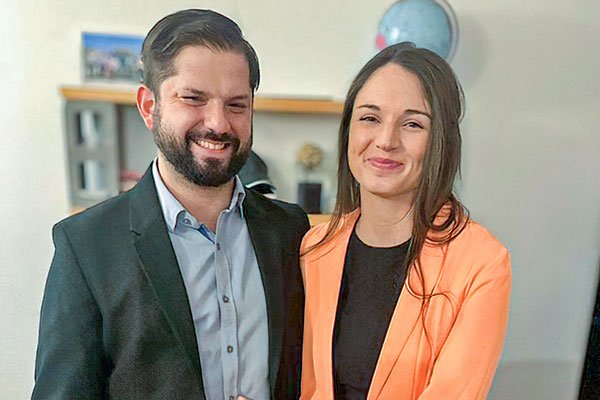 El Presidente electo, Gabriel Boric, y su pareja Irina Karamanos.