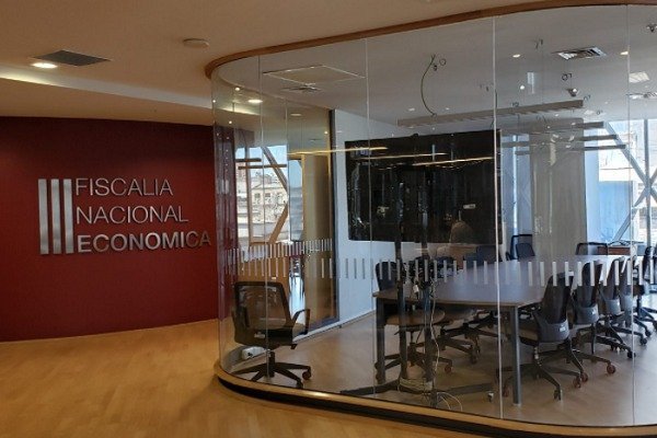 <p>Las sesiones clave de los directorios de Banco de Chile, Consorcio y Falabella que alertaron a la FNE sobre el rol de Büchi</p>