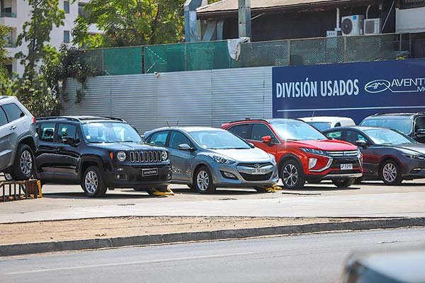 <p>Reportan caída en ventas de autos usados y automotoras se preparan para un ajuste de precios en 2022</p>