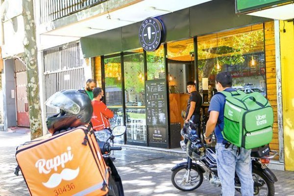 Proyecto que busca proteger a los trabajadores de plataformas digitales fue aprobado en comisión del Trabajo tras acuerdo entre el gobierno y la oposición