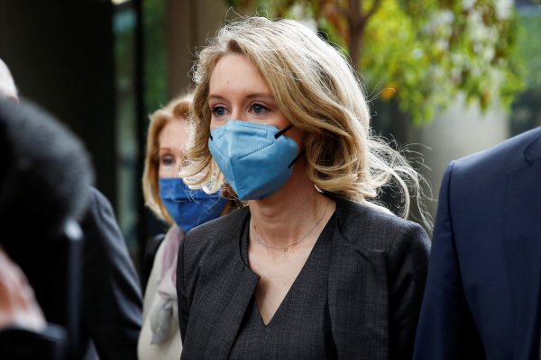 Elizabeth Holmes, fundadora de Theranos, fue declarada culpable de fraude este lunes. Foto: Reuters