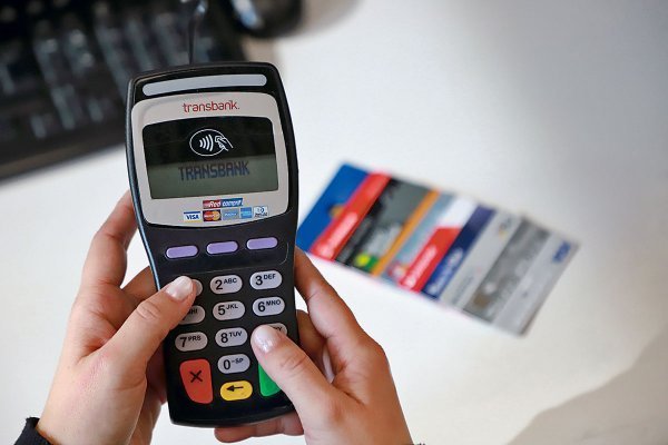 Transbank denuncia que marca de tarjetas lo amenaza con multa de hasta US$ 150 mil