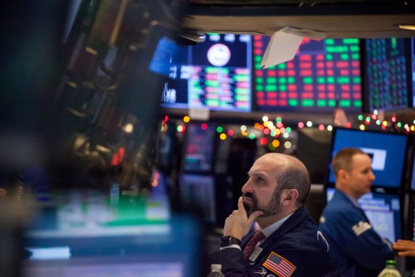 Bolsas globales tambalean nuevamente ante temores del Covid-19 y tras minutas Fed