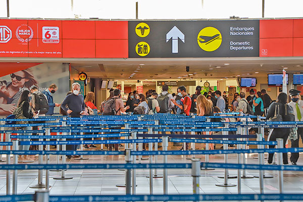 Aeropuerto de Santiago seguirá a media máquina: anticipan menos pasajeros este verano que en 2019