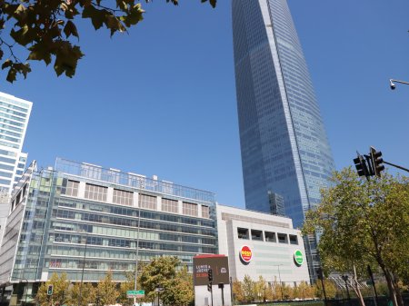 Cencosud define inversión para habilitar tiendas de delivery en su mayor centro comercial en Chile