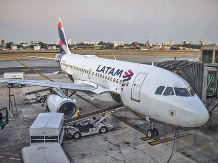 Latam Airlines cancela vuelos en Colombia por contagios en la tripulación