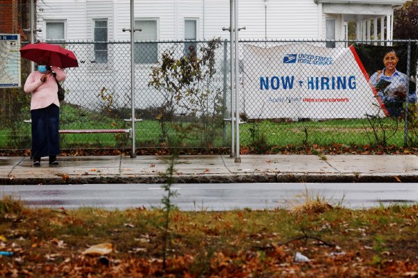 EEUU suma menos empleos de lo previsto en diciembre, pero tasa de desocupación cae más de lo estimado