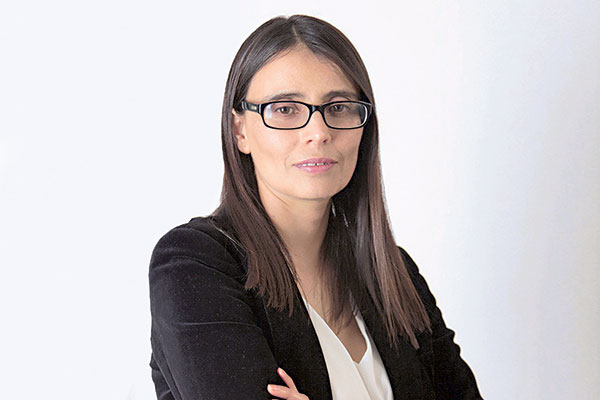 <p>Lorena Flores, Centro de Microdatos de la U. de Chile: “Vamos a tener un par de años con una tasa de desocupación alta (...) Y parte de la respuesta es la reconversión”</p>