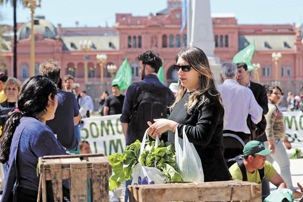 Inflación en Argentina se aceleraría a 54,8% en 2022, según encuesta del banco central