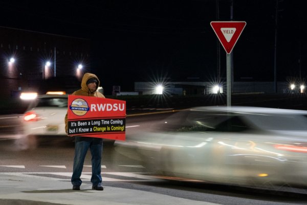 Amazon afronta ofensiva sindical y trabajadores de Alabama repetirán votación clave en medio de fuerte malestar