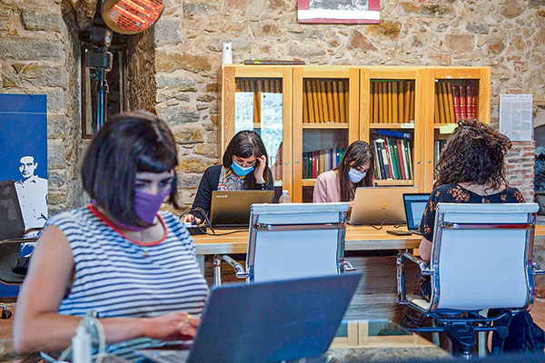 <p>Empresas en Chile comienzan a limitar el acceso a oficinas por alza de casos de coronavirus</p>