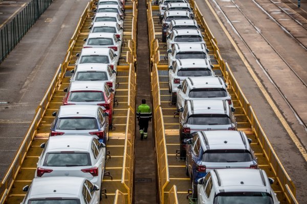 Ventas de VW tocan su nivel más bajo de últimos 10 años en 2021, mientras BMW acelera
