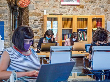 Empresas en Chile comienzan a limitar el acceso a oficinas por alza de casos de coronavirus