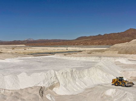 Gobierno chileno adjudica polémica licitación del litio a dos empresas