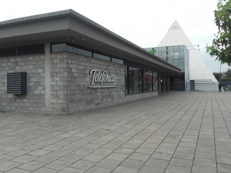 Telefónica cierra venta de activos de fibra óptica en Colombia a fondo KKR