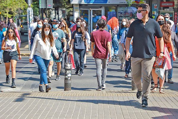 Ómicron: ¿Seguirá Chile la tendencia mundial de déficit de trabajadores presenciales en medio de alza récord de casos?