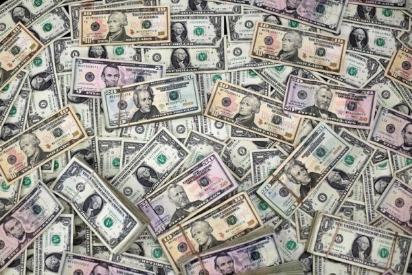 Dólar cambia de rumbo y cierra con leve alza al borde de $ 820, en medio de descenso del cobre