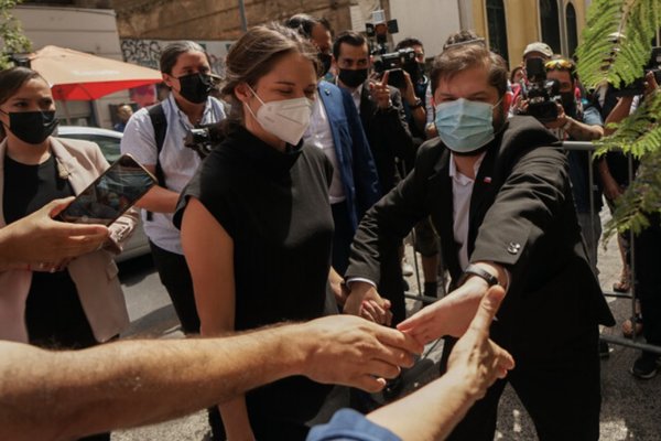 ¿Quién le mandó un periódico a Irina Karamanos en Enade?