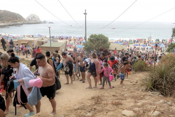 Miles evacúan playas en la costa de Chile por alertas de tsunami tras erupción de volcán en Tonga
