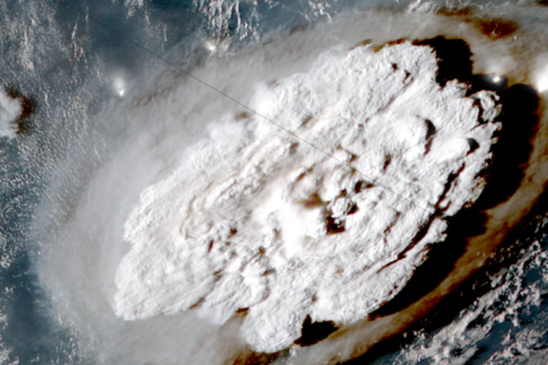 <p>Erupción de volcán en Tonga genera advertencias de tsunami en Japón y costas del Pacífico</p>