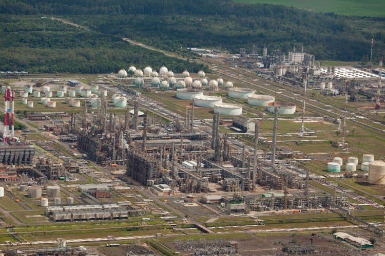 <p>Petrobras da paso para vender participación en mayor fabricante de plásticos de América</p>