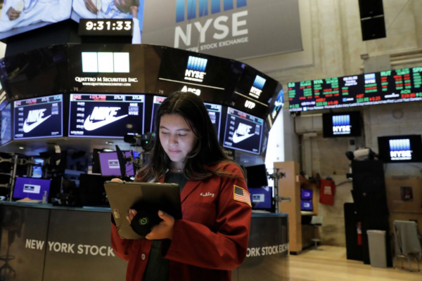 Wall Street cae por presión de bonos del Tesoro mientras IPSA sube pendiente de Boric