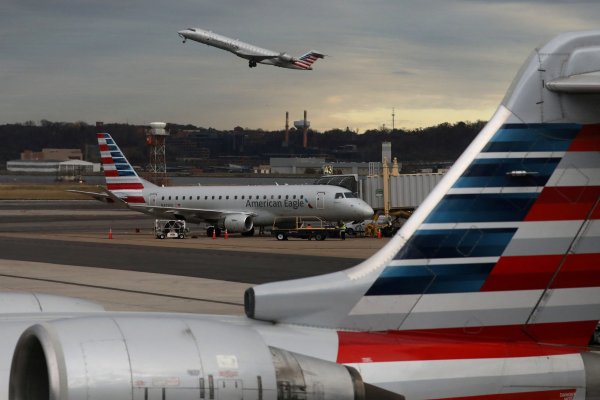 American Airlines registró sus ingresos más altos de la pandemia en el cuarto trimestre, pero no sale de las pérdidas por ómicron