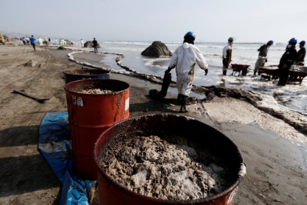 Perú decreta emergencia climática y lucha por contener derrame petrolero