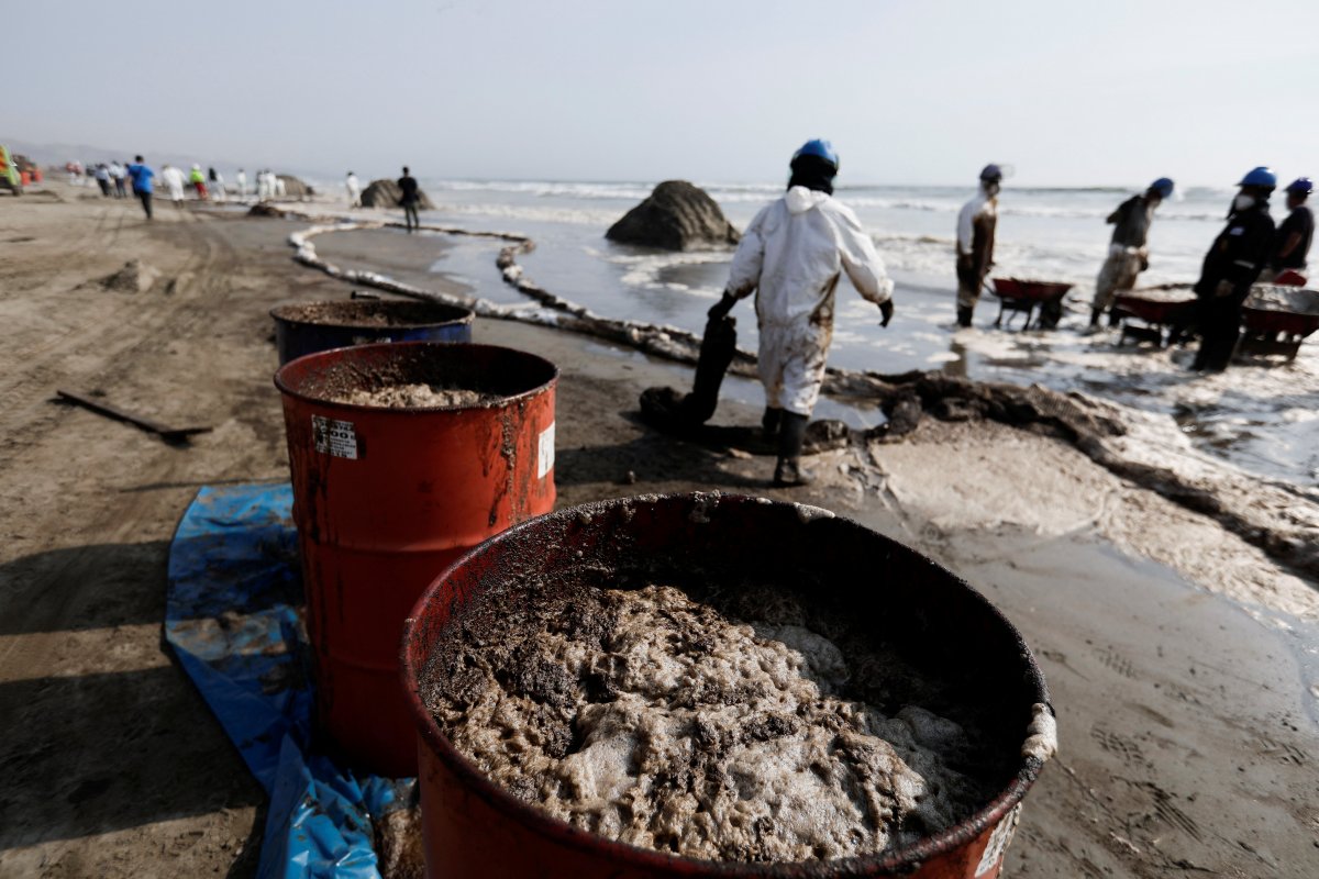 <p>Perú decreta emergencia climática y lucha por contener derrame petrolero</p>